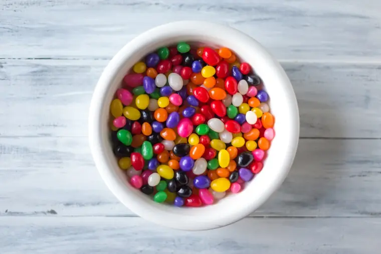 Taça de jelly beans coloridos vista de cima, o motivo doce do nosso álbum de jogos