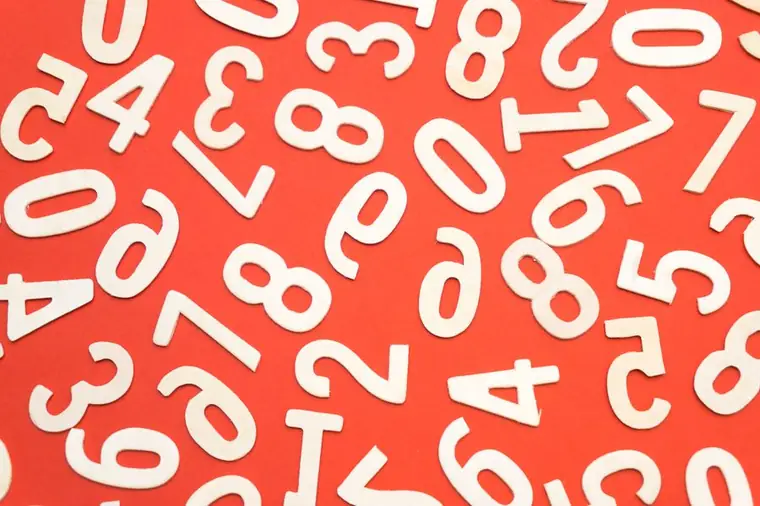 Letras e números de madeira espalhados, como peças à espera de serem coladas no álbum